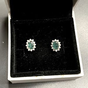 🌺 emerald & diamond post earrings.